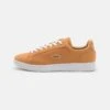 Lacoste CARNABY PRO - Sneaker Low - Tan/white -Modekleidung 096f4bb9cc6046729707e53e37cacdd4