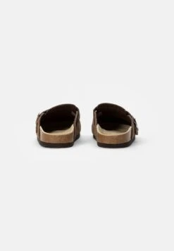 Pier One LEATHER UNISEX - Clogs - Brown 10 Pier One LEATHER UNISEX - Clogs - Brown -Modekleidung 18a09b6c3e71439784e427988b058842