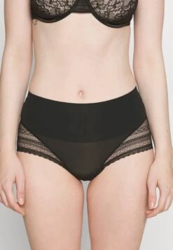 Spanx UNDIE-TECTABLE ILLUSION LACE HI-HIPSTER - Shapewear - Very Black -Modekleidung 19be381d35ef47d7b373cd492ae08551 1