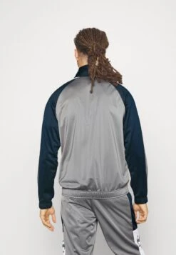 Champion NEW YORK YANKEES TRACKSUIT - Trainingsanzug - Grey/dark Blue 12 Champion NEW YORK YANKEES TRACKSUIT - Trainingsanzug - Grey/dark Blue -Modekleidung 23e8c4dee90c4814b4864ca1566e4502