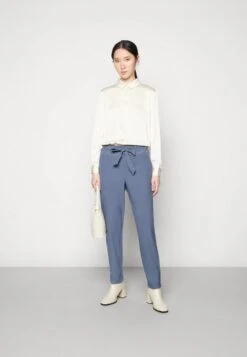 Kaffe JILLIAN BELT PANTS - Stoffhose - Vintage Indigo -Modekleidung 59c7bafcf7f6451496f88841d361038e