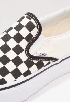 Vans UA CLASSIC SLIP-ON PLATFORM - Slipper - Black/white -Modekleidung 5baf7f7b02c14af0b988454dd0695cb1