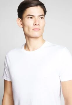 Pier One 2 PACK - T-Shirt Basic - White/dark Blue 12 Pier One 2 PACK - T-Shirt Basic - White/dark Blue -Modekleidung 5d6a04d994e343d2903cc2c1666bad4b