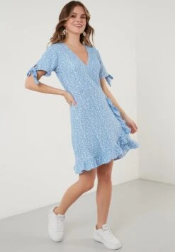LELA FLORAL RUFFLE DETAIL - Freizeitkleid - Baby Blue 12 LELA FLORAL RUFFLE DETAIL - Freizeitkleid - Baby Blue -Modekleidung 7c2b7c700c9f46b89a50a4dae96c226a