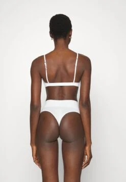 Spanx COTTON COMFORT THONG - String - White -Modekleidung 9b28c97bf8e94f2984092d88bf8db33a