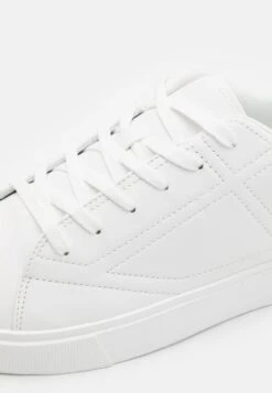 Pier One UNISEX - Sneaker Low - White -Modekleidung 9df20e8fbfac4dbbaad7e726f8a84e52