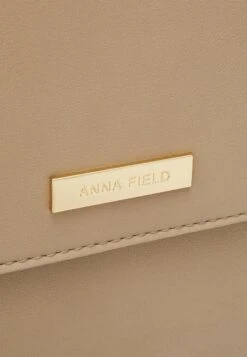Anna Field Notebooktasche - Tan 11 Anna Field Notebooktasche - Tan -Modekleidung a565054d8e2d4f83b963eb734abf3e06