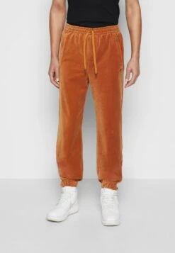 Sean John SCRIPT LOGO ESSENTIAL - Jogginghose - Cognac 11 Sean John SCRIPT LOGO ESSENTIAL - Jogginghose - Cognac -Modekleidung b1cb664b84fd4aedb67b225831691ff9