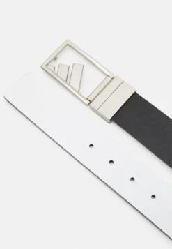 Modekleidung -Modekleidung c5c06474995046be92878dcfc9ec3b8b