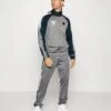 Champion NEW YORK YANKEES TRACKSUIT - Trainingsanzug - Grey/dark Blue -Modekleidung db5d31f621df454fb45f5811173f5869