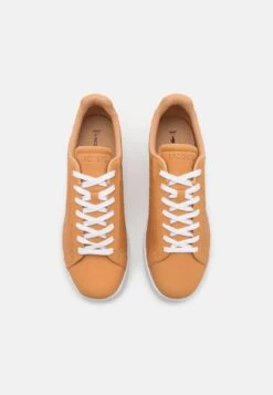 Lacoste CARNABY PRO - Sneaker Low - Tan/white -Modekleidung f15b551635fa4a6f9dd5566f8b2cbff6